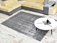 Loftowy dywan MIST GRAFITOWY RETRO plamoodporny naturalny w aranżacji ze stolikiem FJORD
