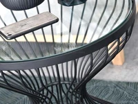Stolik LAOS CZARNY druciany gięty z okrągłym szklanym blatem - charkterystyczne detale