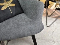 Fotel uszak tapicerowany FLORI GRAFITOWY CZARNE NOGI - charakterystyczne detale