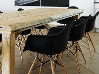 Krzesło z tworzywa inspirowane MPA WOOD - aranżacja przy drewnianym stole.