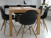 Krzesło z tworzywa inspirowane MPA WOOD - aranżacja przy stole z krzesłami EPS DSW.